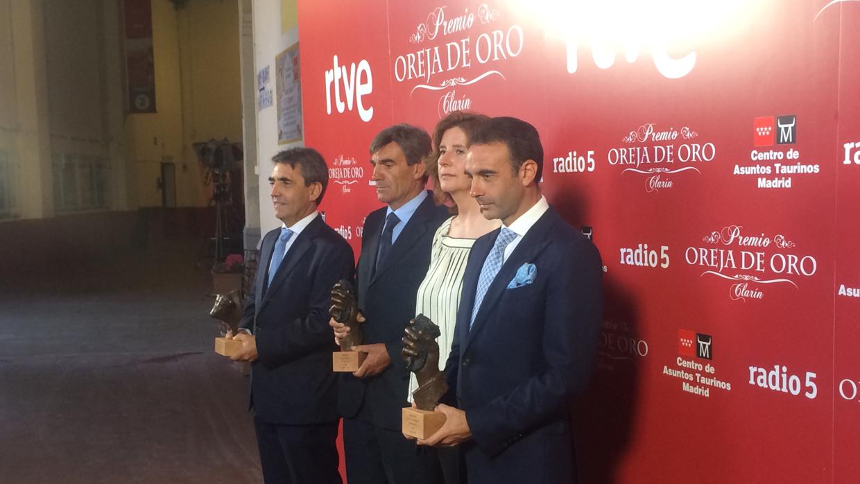 Victorino Martín, los padres de Víctor Barrio (Joaquín y Esther) y Enrique Ponce, con los galardones de RNE