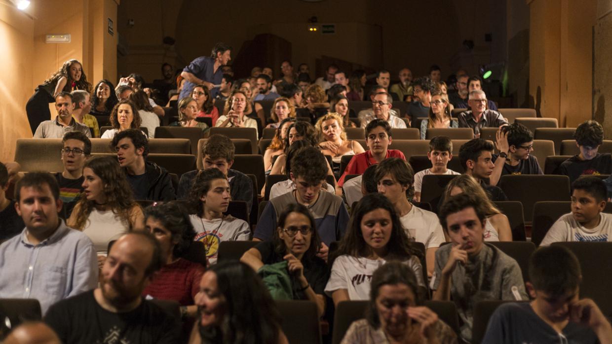 La sala La Fundición llena de adolescentes, un sector de la población que apenas va al teatro