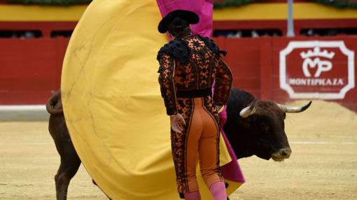 El diestro Morante de la Puebla en la faena a su primer toro, al que cortó una oreja