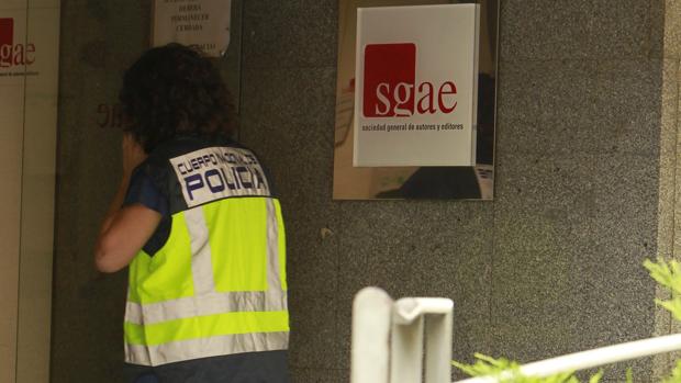 Efectivos policiales entran en la sede de la SGAE durante la operación