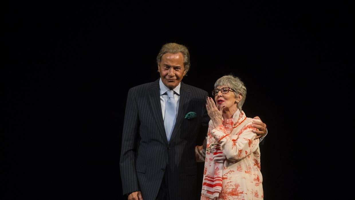 Arturo Fernández y Concha Velasco, en el escenario del teatro Reina Victoria