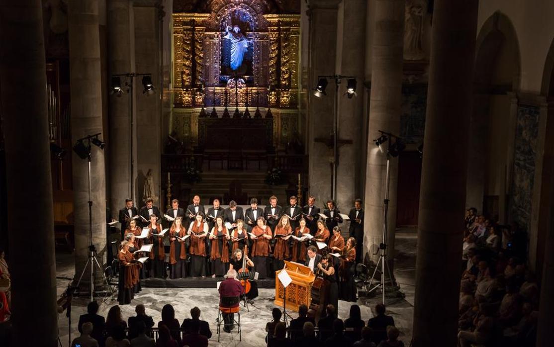 La actuación tuvo lugar en una iglesia