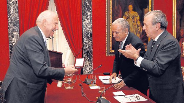 Hugo O’Donnell y Duque de Estrada recibe el premio ante Javier Benjumea y Rafael Valencia