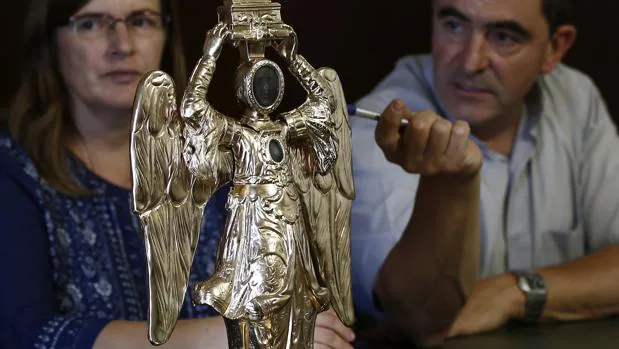 El capellán del Santuario de San Miguel, Mikel Garciandia, y la restauradora Carmen Usúa, explican el proceso de restauración de la imagen del Angel de Aralar