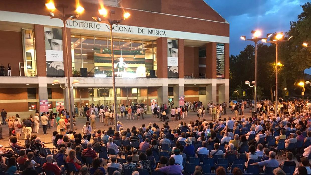 El público abarrotó el Auditorio Nacional también desde el exterior se siguieron los últimos conciertos