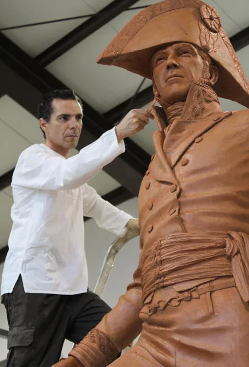 El escultor da los últimos toques a la obra en su estudio de Toledo