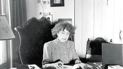 Concha Espina sentada a su escritorio en una fotografía de comienzos de los años 30