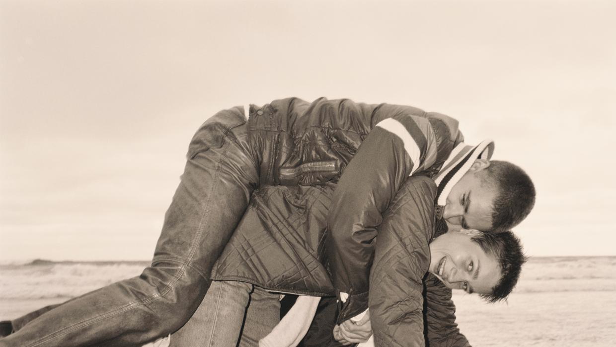 Sobre estas líneas, «Lutz &amp; Alex on Beach», fotografía del año 1992