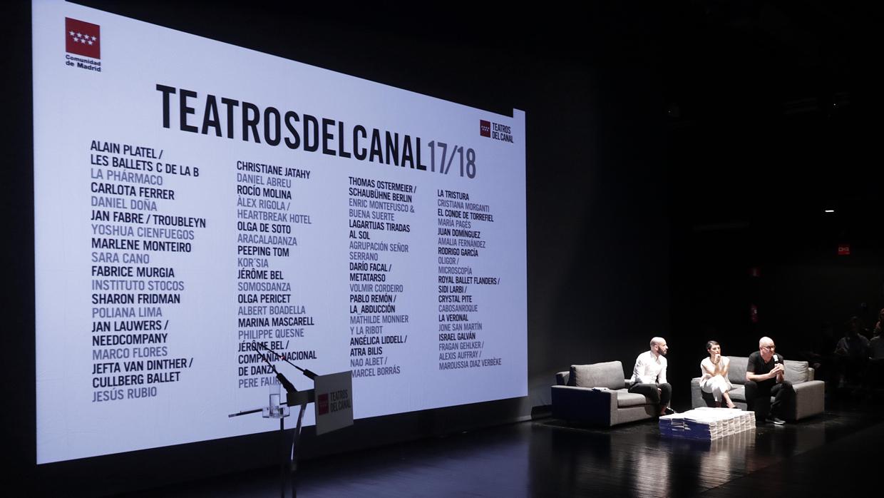 Jaime de los Santos, director de la Oficina de Cultura y Turismo de la Comunidad de Madrid, junto a Natalia Álvarez Simó y Àlex Rigola, codirectores de los teatros del Canal