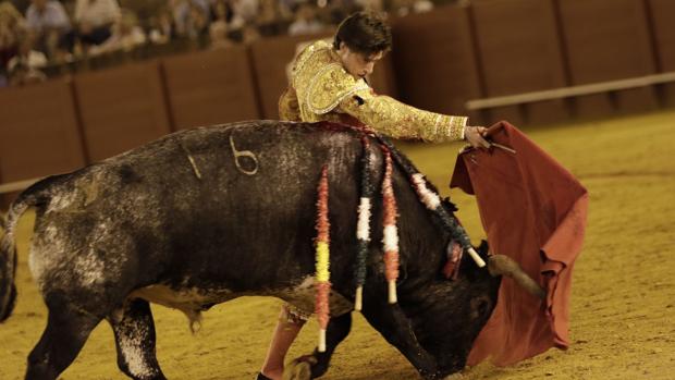 Ángel Jiménez, en un pase de pecho