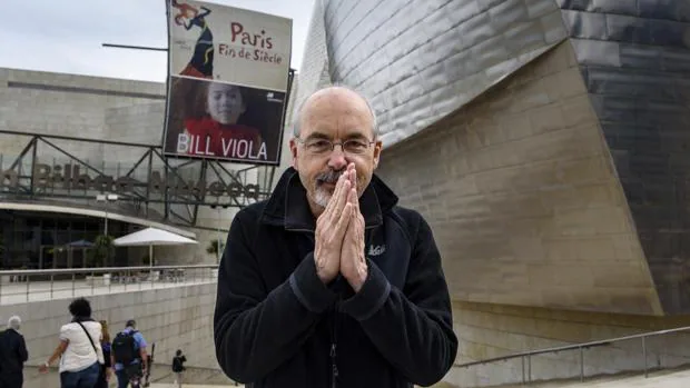 Bill Viola, ayer ante la fachada del Museo Guggenheim de Bilbao