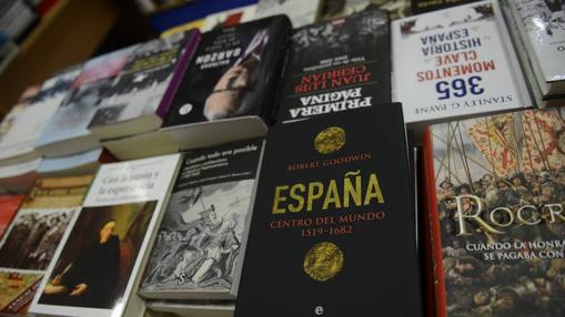 Uno de los expositores de la librería ubicada en la madrileña plaza del Conde del Valle de Suchil nº 8