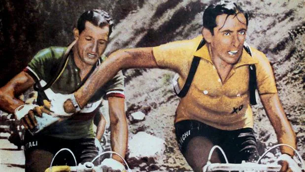 Mítica foto de Carlo Martini: Coppi le pasa el bidón de agua a Bartali (¿o fue al revés?) en una etapa del Tour