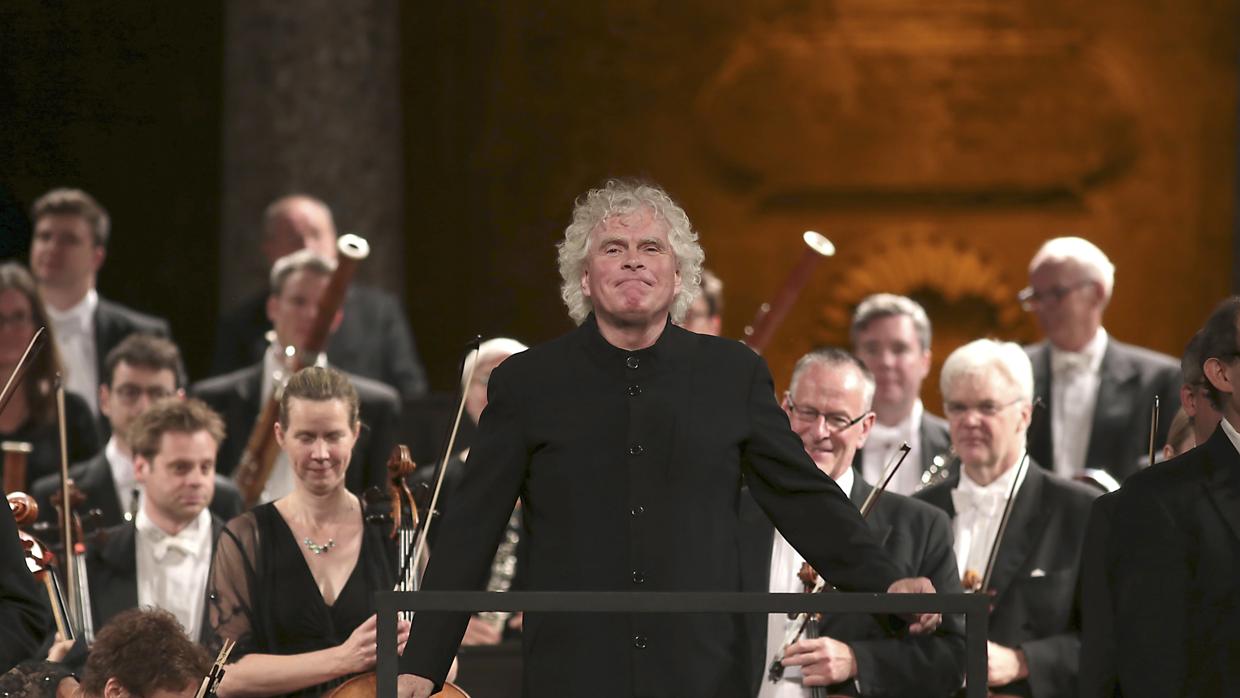 El director inglés Simon Rattle acompañado por la Orquesta Sinfónica de Londres a la finalización del concierto en el Palacio de Carlos V