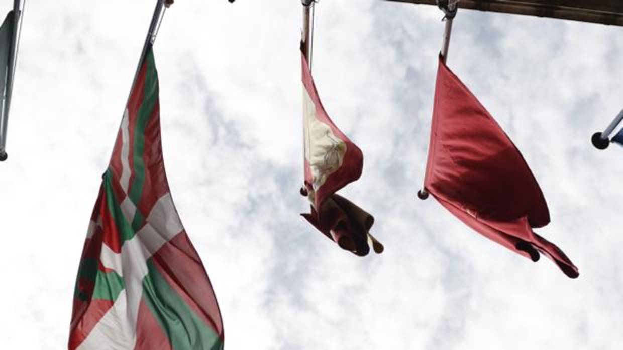 La ikurriña, en el balcón del Ayuntamiento de Pamplona durante el Chupinazo