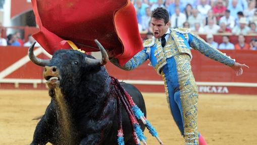 Manzanares en un pase de pecho en Sanlúcar de Barrameda