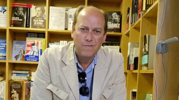 Fernando Carrasco en un expositor de la Feria del Libro de 2014