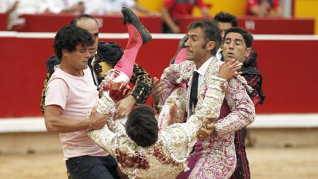 Miguel Abellán, de paisano, y las cuadrillas llevan a la enfermería a Caballero