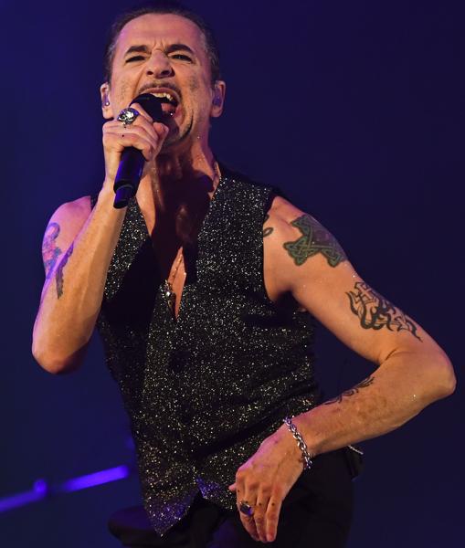 Depeche Mode pone a bailar a miles de fans en Lisboa