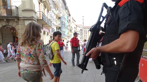 Policías apostados en la Plaza del Castillo