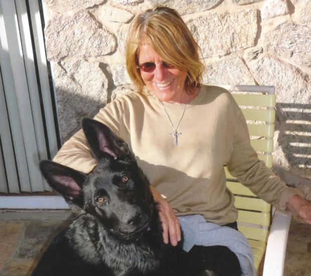 La escritora Joy Williams, fotografiada junto con uno de sus perros