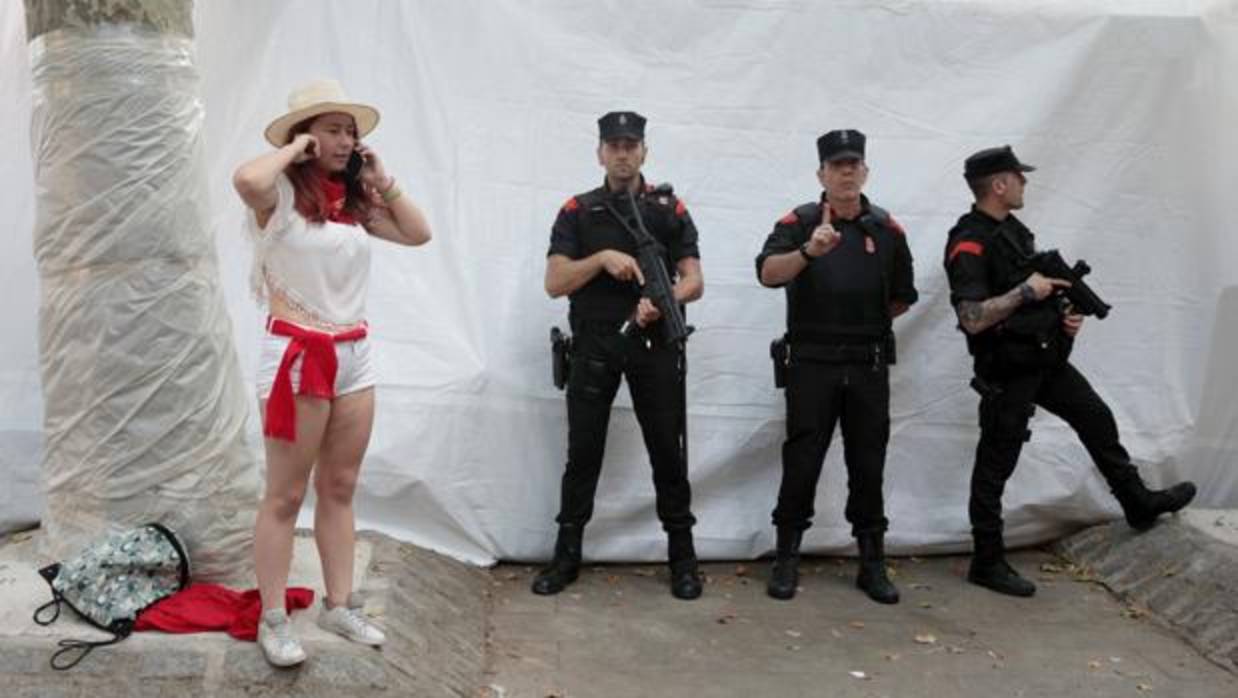 Unos agentes junto a una joven durante los Sanfermines