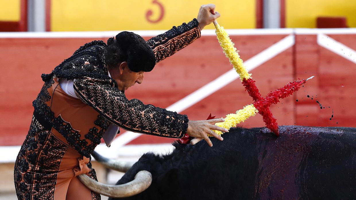 Pablo Saugar, en el momento en el que el pitón se hunde en el vientre