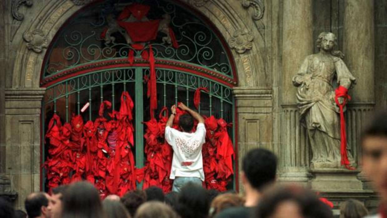 La gente ató sus pañuelos a la puerta del Ayuntamiento en señal de dolor por el asesinato de Miguel Ángel Blanco