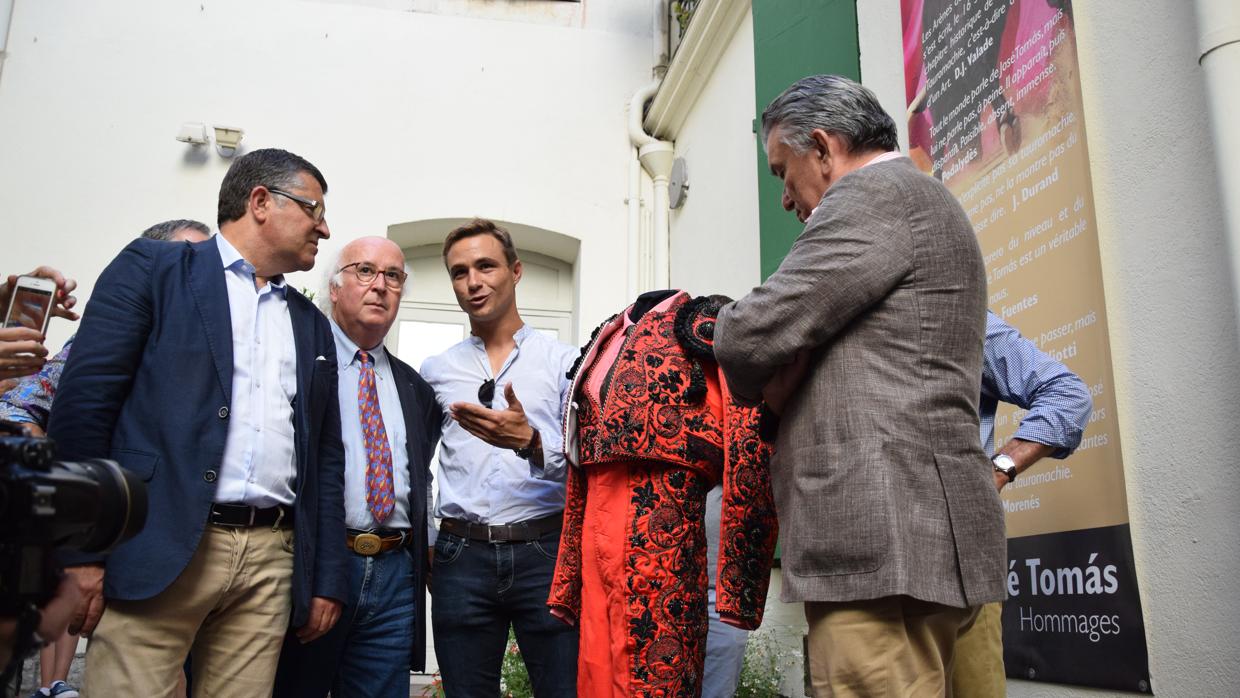 Bautista cede el vestido de Lacroix al Museo de la Culura Taurina de Nimes