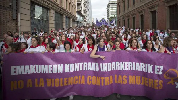 Los pamploneses se manifestaron ayer en protesta por las agresiones sexuales y sexistas denunciadas durante las fiestas