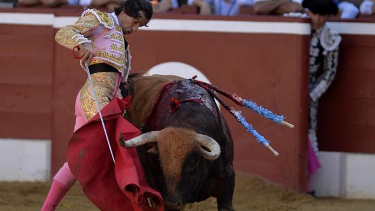 Curro Díaz, saliendo de la enfermería camino del hospital