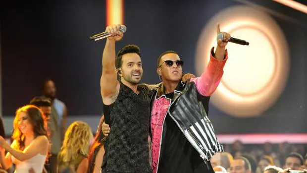 Luis Fonsi y Daddy Yankee en los Premios Billboard de la música latina.