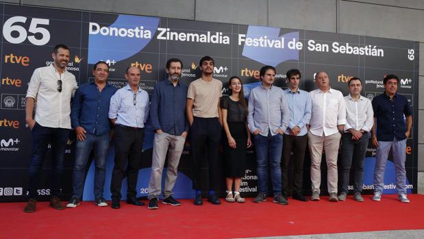 El equipo de la película "Handia" de Jon Garaño y Aitor Arregi posa hoy en la Academia del cine