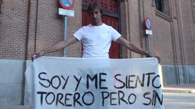 El novillero sevillano deja su huelga de hambre y vuelve «agradecido» aunque sin sitio en Las Ventas