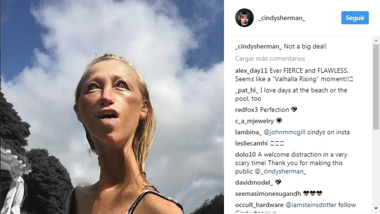 Un ejemplo de los «selfies» que Cindy Sherman sube a su cuenta de Instagram