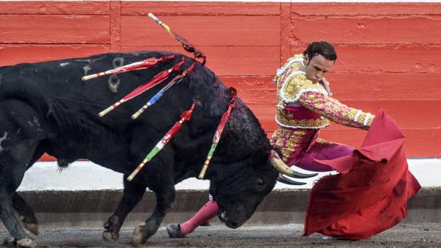 El torero Antonio Ferrera se niega a banderillear por pitarse la bandera de España en Bilbao