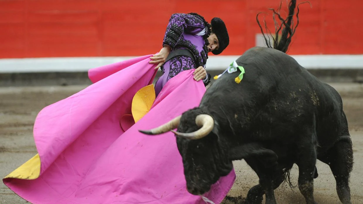 Andrés Roca Rey, tras dar muerte al último toro de la tarde
