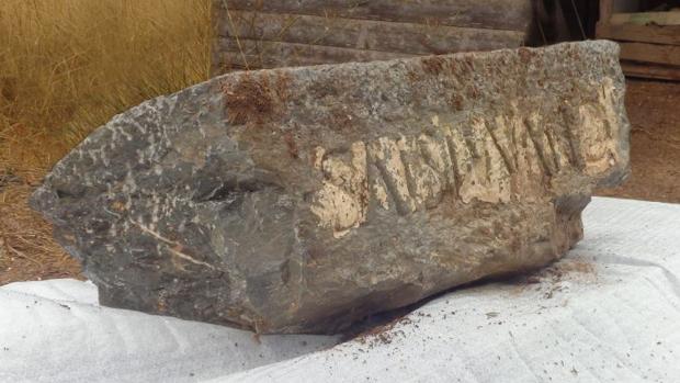Recuperan una lápida romana robada en el Monasterio de San Ginés de la Jara