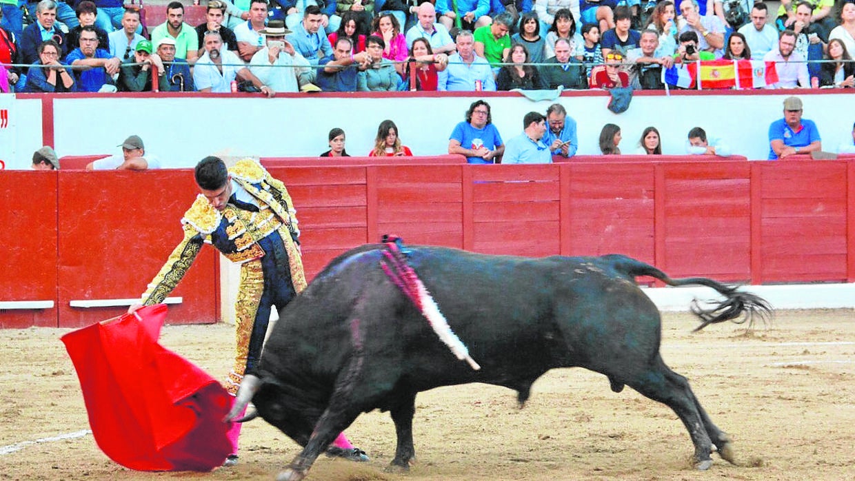 Alejandro Talavante se dobla con el toro