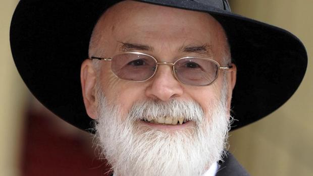 El albacea de Terry Pratchett destruye sus novelas inacabadas con una apisonadora