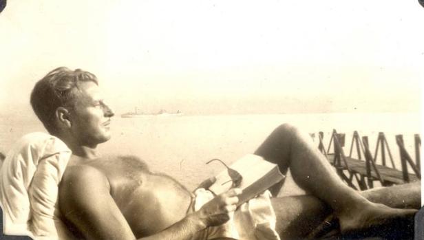 Un despreocupado Malcolm Lowry, que vivió 47 intensos años, casi siempre al calor de un trago