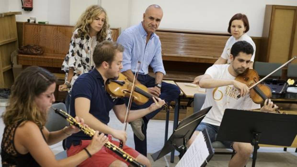 Ojeda, Muñoz y Palko observan a los músicos durante el ensayo ayer en el Conservatorio Superior