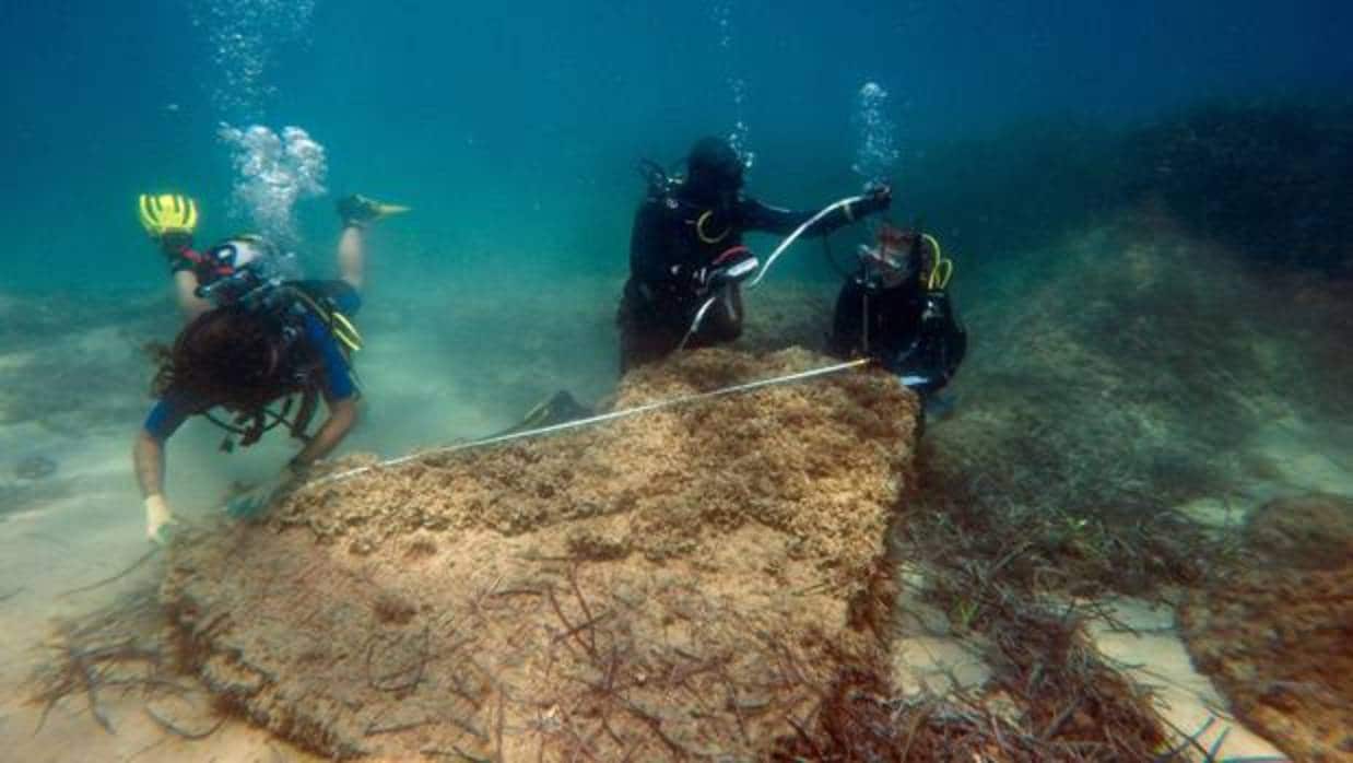 Los arqueólogos subacuáticos examinan restos de la ciudad romana de Néapolis