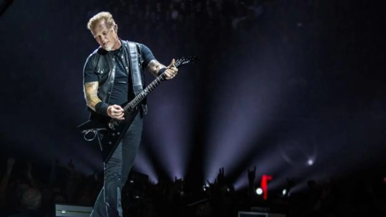 El cantante y guitarrista de Metallica, James Hetfield, en medio de esa actuación