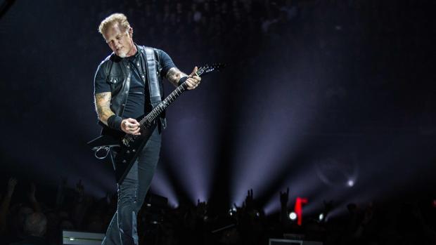 El cantante de Metallica se cae a un agujero durante su concierto en Ámsterdam