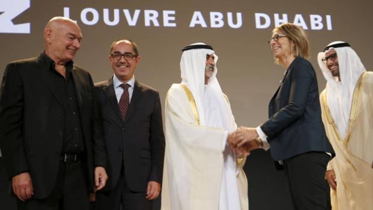 Un momento del anuncio de la apertura del Louvre de Abu Dabi, en Dubai