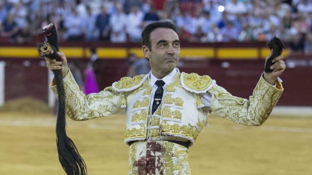 Enrique Ponce corta un rabo en la Feria de Murcia