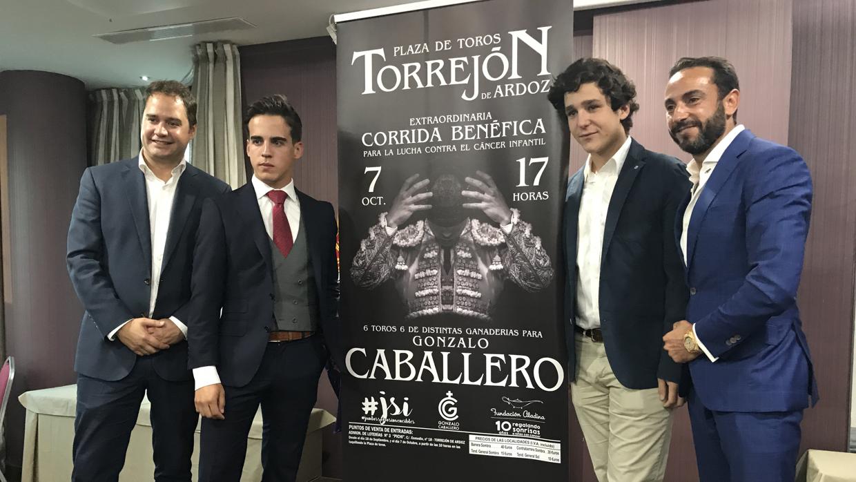 Gonzalo Caballero, junto al cartel de la corrida, acompañado por Felipe Juan Froilán y David Casas