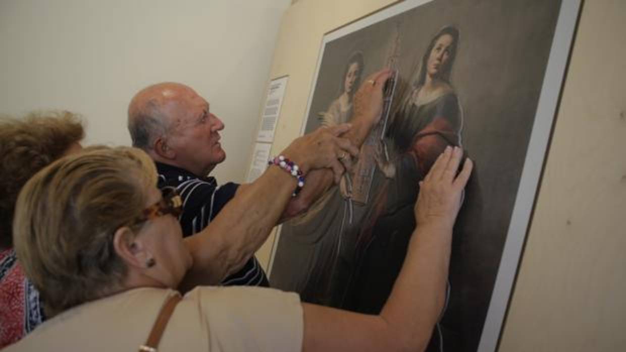 Los invidentes Jesús Casanueva y María Joséfa Mogrera tocando el «murillo» de la exposición