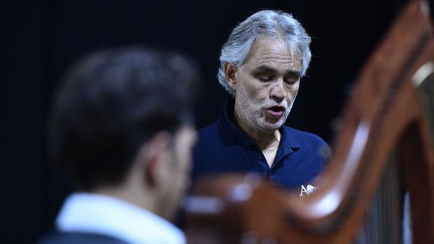 Andrea Bocelli, hospitalizado de urgencia tras caerse de un caballo